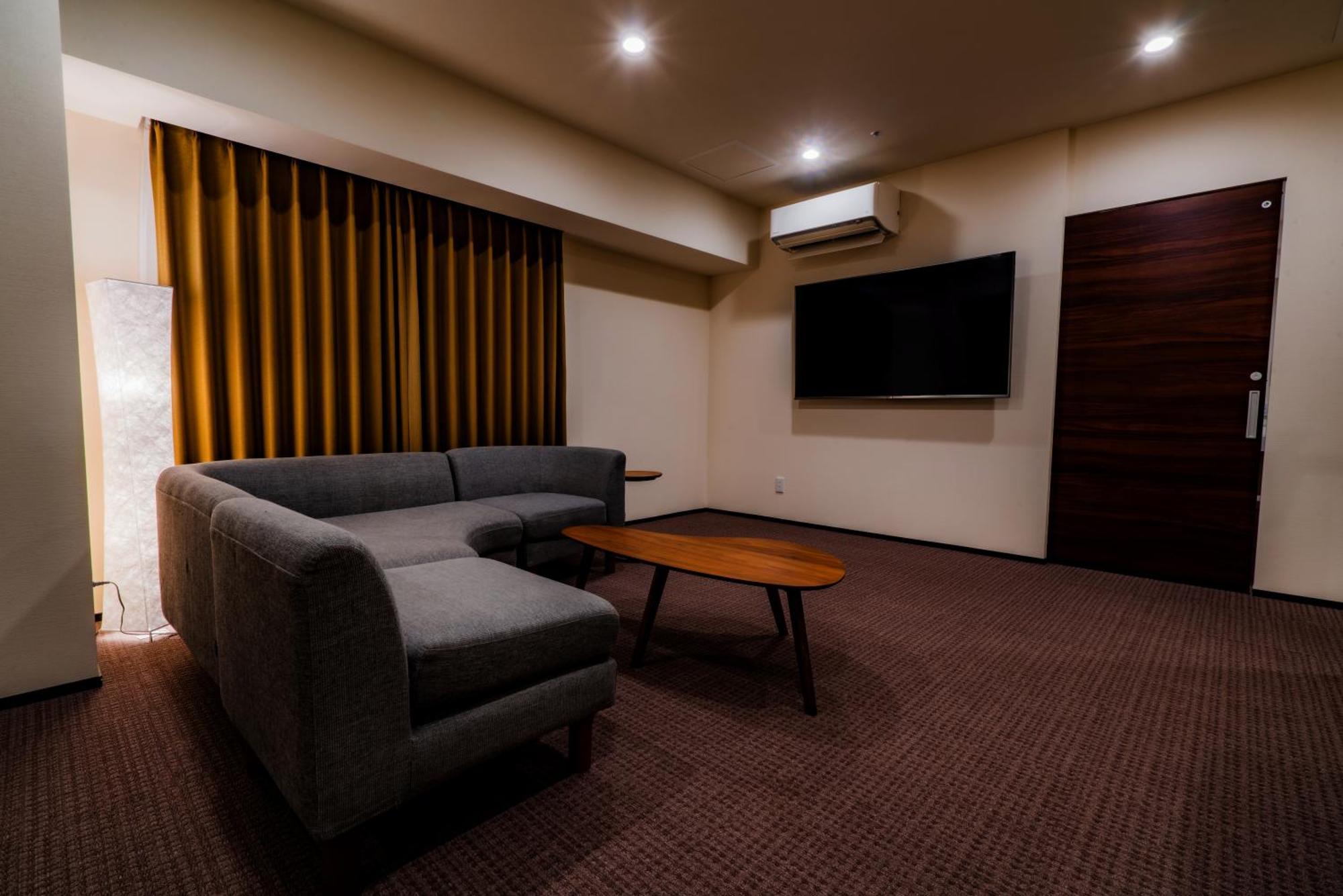 Randor Hotel Sapporo Suites Szoba fotó A living room in a hotel