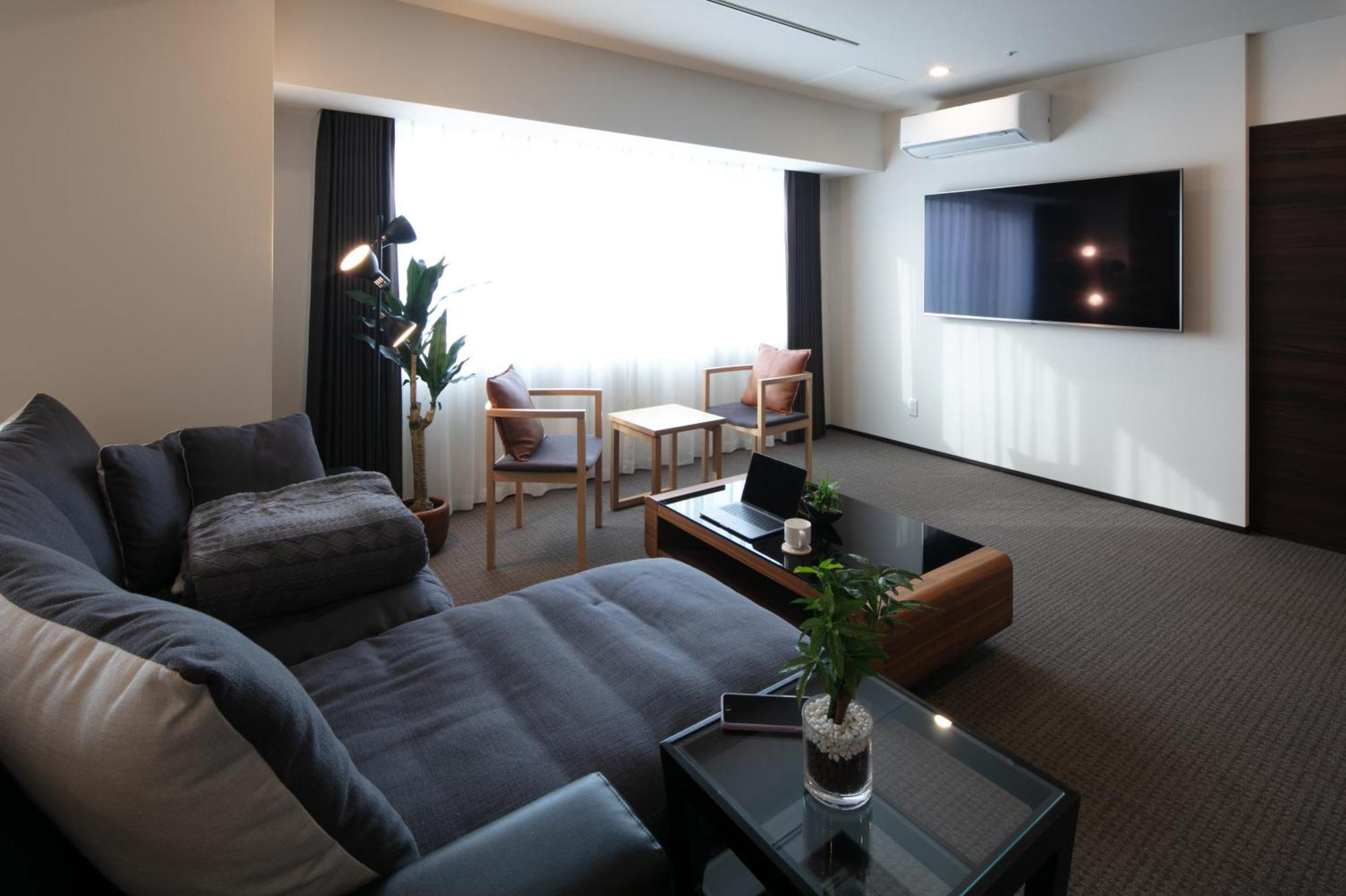 Randor Hotel Sapporo Suites Szoba fotó A living room in a Japanese apartment